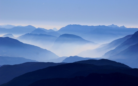 像水墨畫的山景