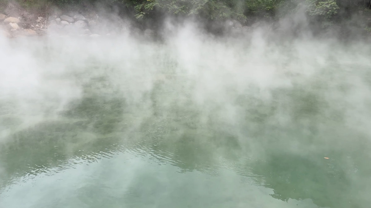 冒煙的泉水